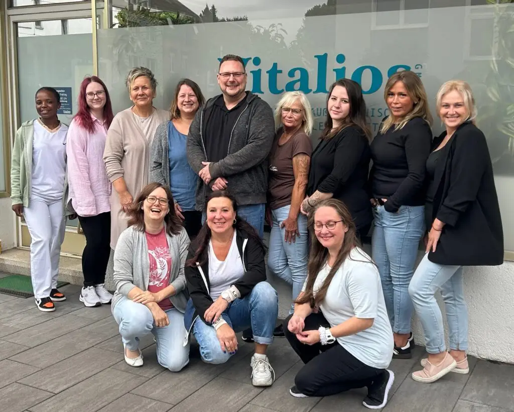 Pflegedienst Mühlheim an der Ruhr – Team der Vitalios GmbH lächelt gemeinsam vor der Kamera